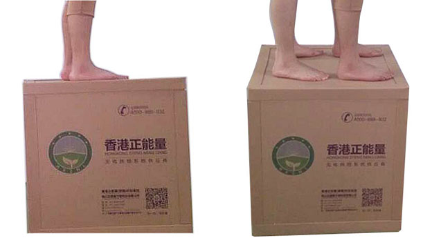 香港正能量新型包装箱站两个人也坚韧无比 香港正能量新型包装箱站两个人也坚韧无比